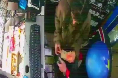 El peor minuto de su vida: violento robo a una kiosquera de La Plata