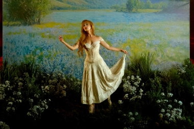 Angela Torres salta del pop a la balada en el estreno de los videoclips de “Placard” y “Favorita”