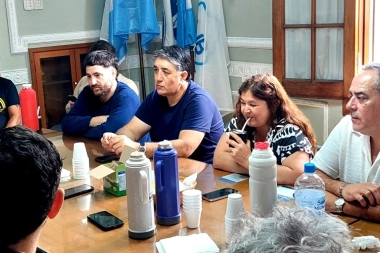 Mueven el avispero: nuevo reclamo de paritarias de los gremios estatales y judiciales a Kicillof