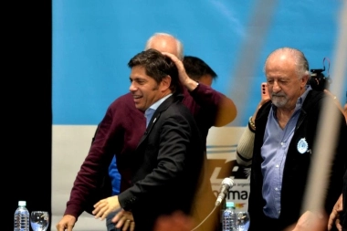 En el mismo lugar que Milei, Kicillof pidió un apoyo particular a trabajadores y jubilados para el 26 de octubre