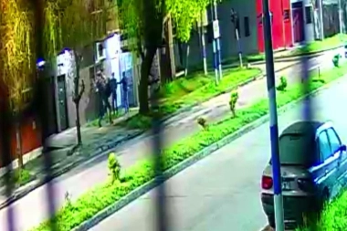 Descontrol en Gonnet: encapuchados asaltaron a un grupo de amigos en la puerta de la casa