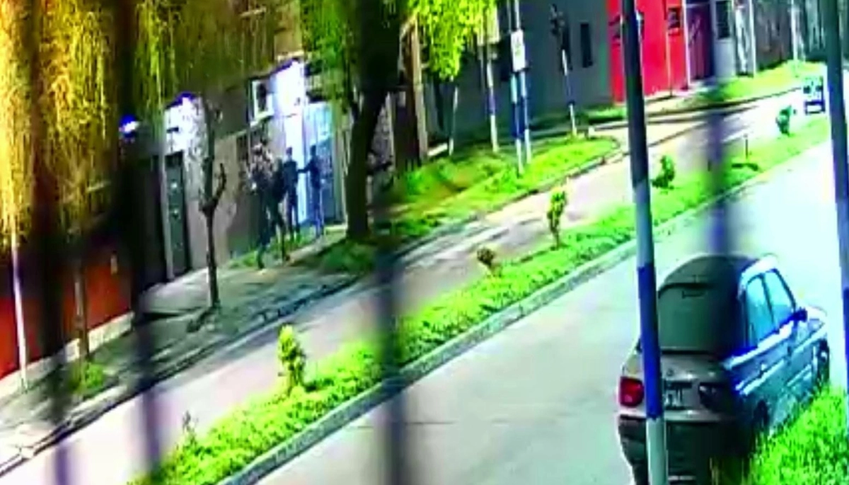 Descontrol en Gonnet: encapuchados asaltaron a un grupo de amigos en la puerta de la casa