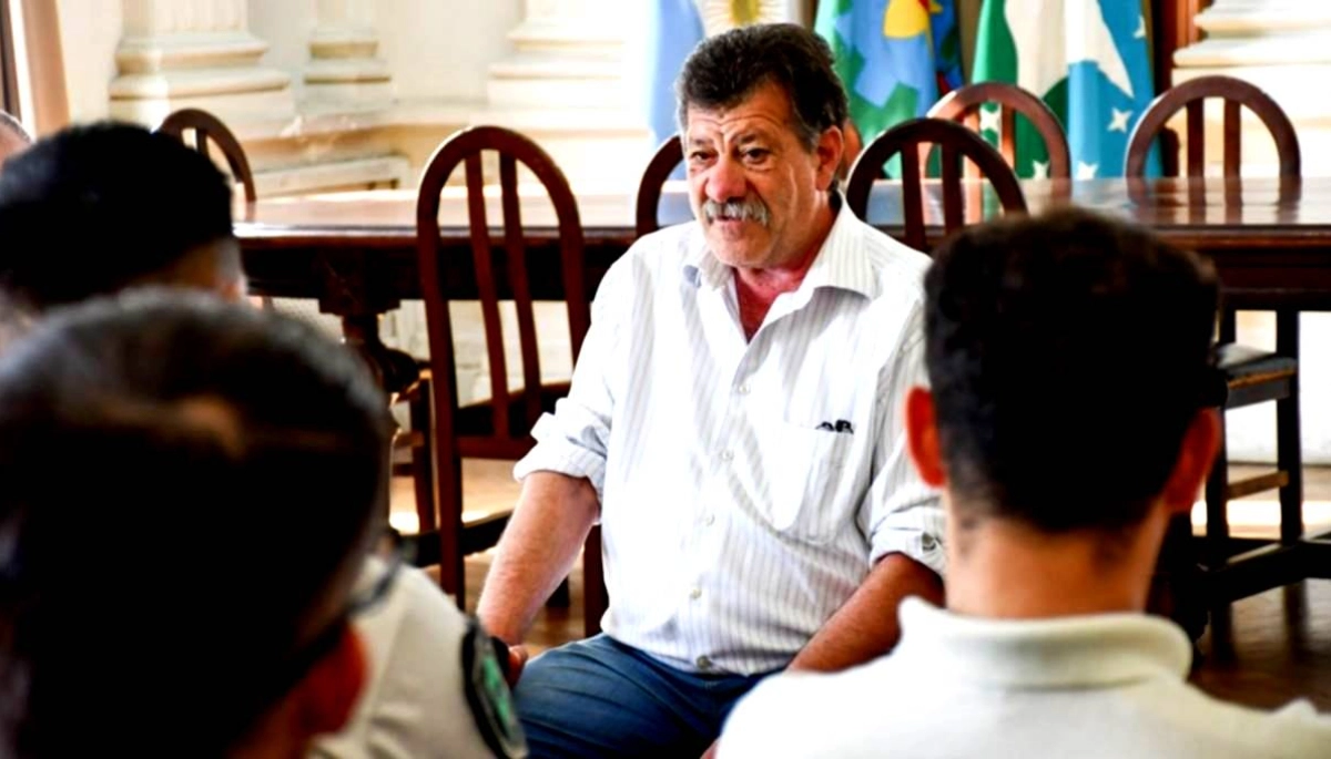 Ataúdes rotos y restos óseos a la vista: furia contra Barenghi por el estado del cementerio de Bragado