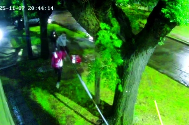 Emboscada en Tres de Febrero: tres delincuentes atacaron a un delivery cuando entregaba un pedido