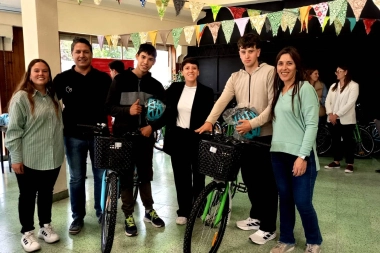 Chaves impulsa la movilidad sustentable: entregaron 45 bicicletas a estudiantes del distrito