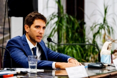 Repudio en San Nicolás: bajo el disfraz de un bono, Passaglia repartirá plata discrecionalmente otra vez