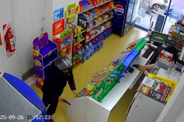 Robo en La Plata: motochorros armados asaltaron un comercio en el centro de la ciudad