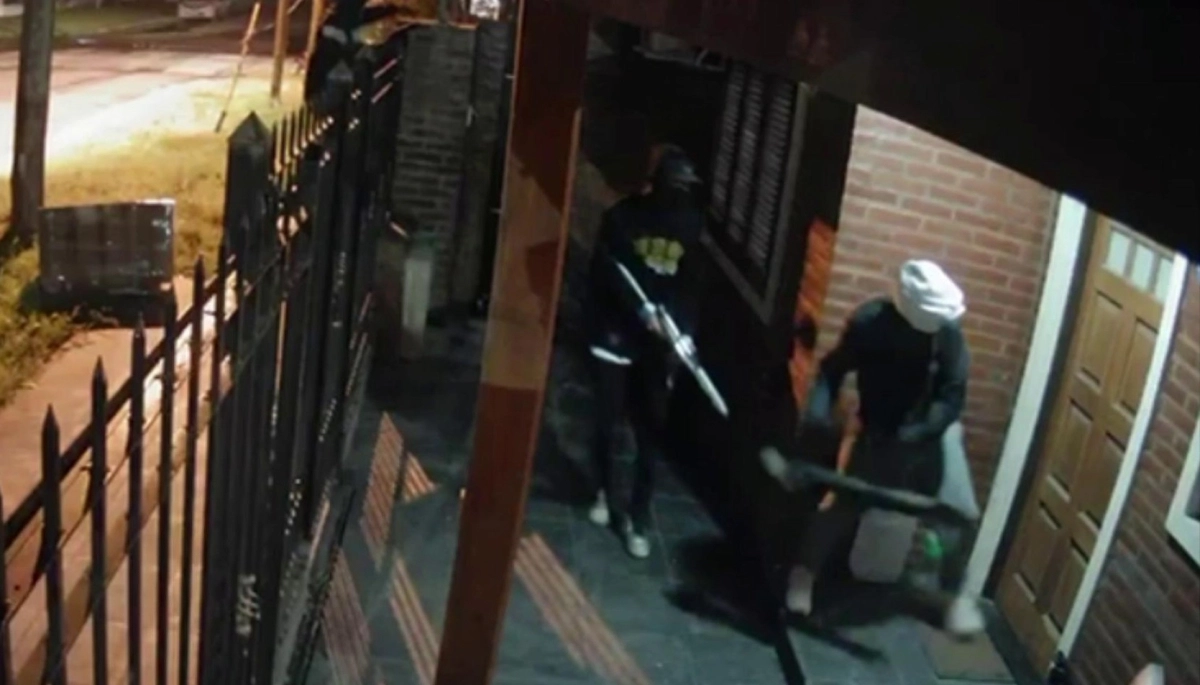 Con un ariete destrozaron la puerta de una casa y asaltaron a una familia de Moreno