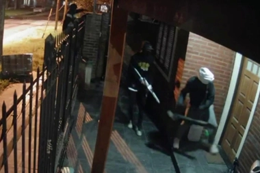 Con un ariete destrozaron la puerta de una casa y asaltaron a una familia de Moreno