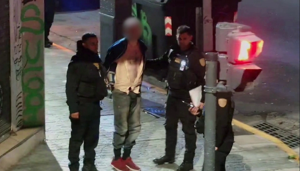 Detenido en Balvanera: con una cuchilla habría asaltado un comercio y el centro de monitoreo lo detectó en la huida