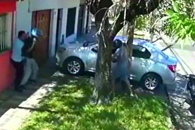 Lanús no tiene paz: se resistió al robo y desarmó a un motochorro pero el cómplice lo baleó