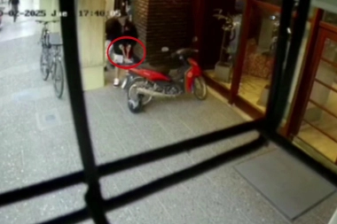 En el centro de Mar del Plata y en hora pico, adolescentes cortan cadenas y roban motocicletas