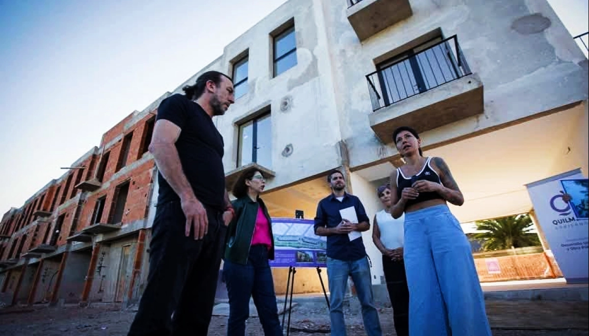 Mayra Mendoza se mostró con Batakis y recorrieron una obra de 28 viviendas en Quilmes Oeste
