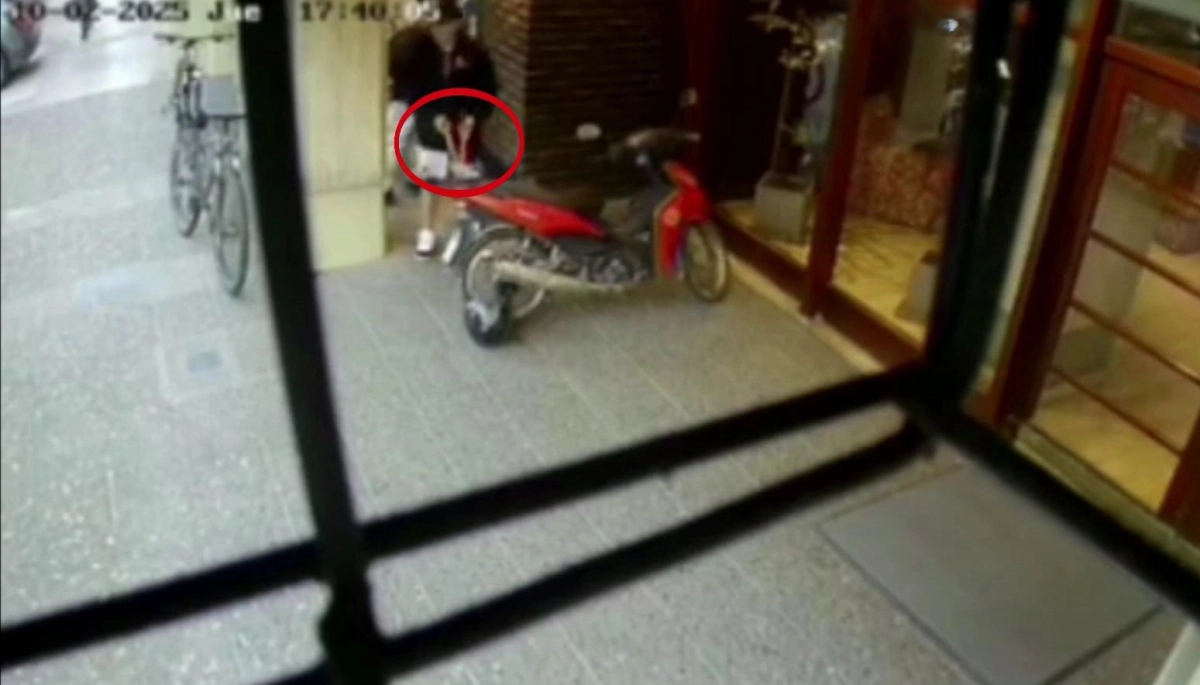 En el centro de Mar del Plata y en hora pico, adolescentes cortan cadenas y roban motocicletas