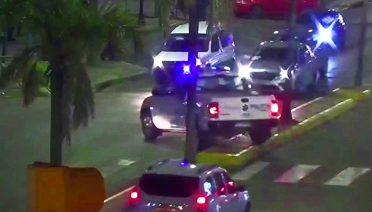 Robó un auto en una casa, lo persiguió la policía y se arrojó al pavimento tras un violento choque