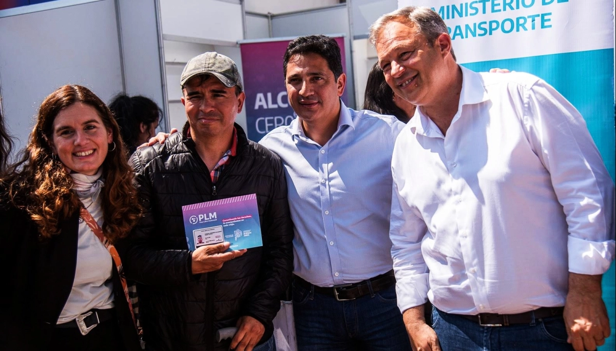 Cascallares y Marinucci entregaron pases multimodales de Transporte a vecinos de Almirante Brown
