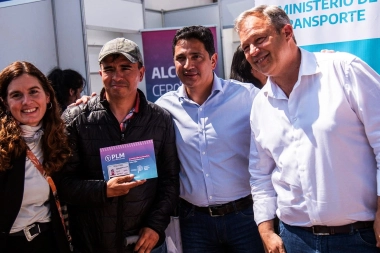 Cascallares y Marinucci entregaron pases multimodales de Transporte a vecinos de Almirante Brown