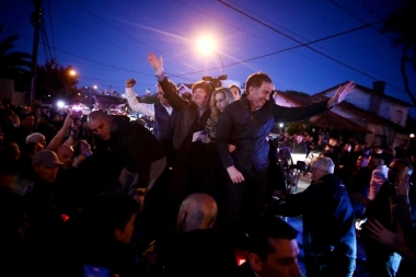 Milei intentó caminar por Mar del Plata pero duró segundos: subió a una camioneta y habló con megáfono