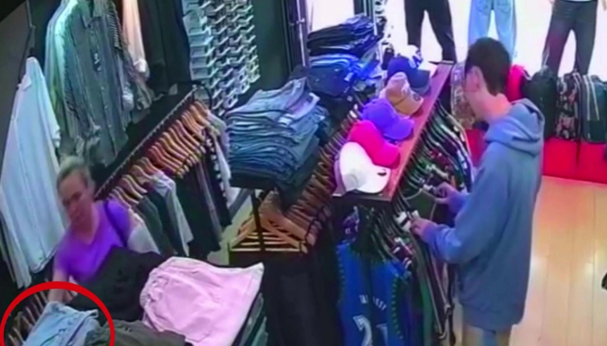 Mechera conocida intentó escapar con una pila de jeans y la interceptó la encargada