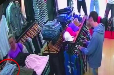 Mechera conocida intentó escapar con una pila de jeans y la interceptó la encargada