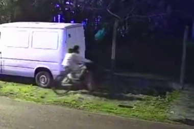 Bici chorro violentó el portón de una vivienda y se robó un vehículo en Berazategui