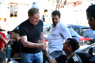 Mal arranque de campaña para Santilli, visitó Quilmes y uno de sus militantes agredió a una mujer en la calle