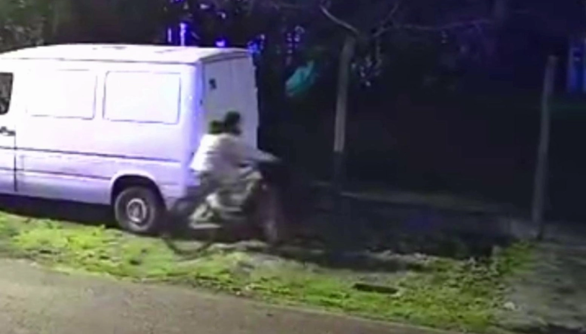 Bici chorro violentó el portón de una vivienda y se robó un vehículo en Berazategui
