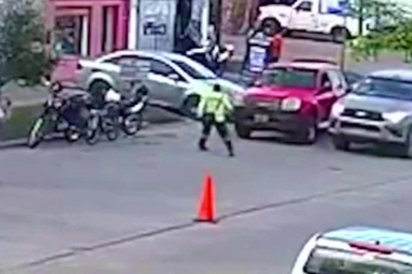 Realizó una maniobra imprudente a alta velocidad, atropelló a un agente municipal y se escapó