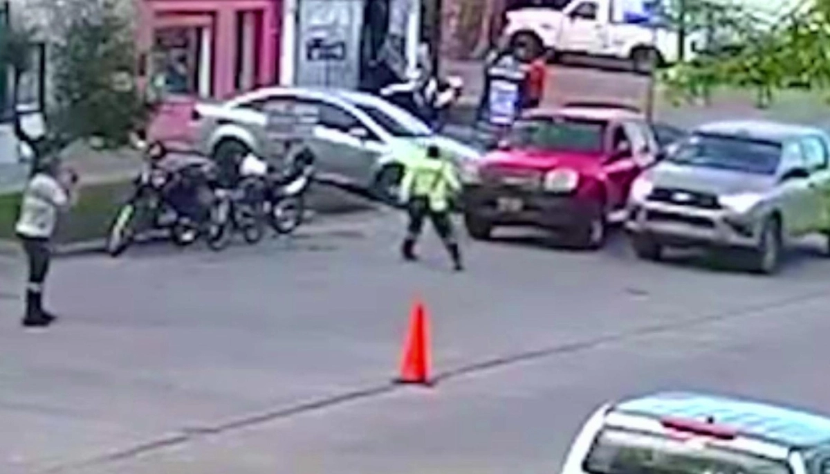 Realizó una maniobra imprudente a alta velocidad, atropelló a un agente municipal y se escapó