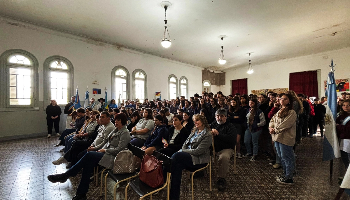 Adolfo Gonzales Chaves celebró el Día de la Diversidad Cultural en el Instituto Juan Eliçagaray