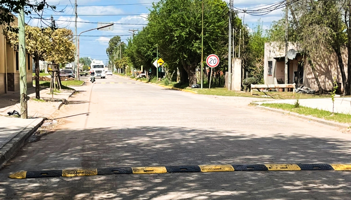 Roque Pérez avanza con importantes obras de colocación de hormigón y reductores de velocidad