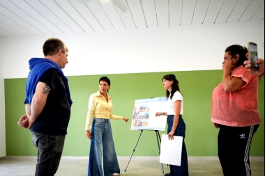 Mayra Mendoza renueva la Plaza de la Paz en Bernal junto a Fundación Banco Provincia
