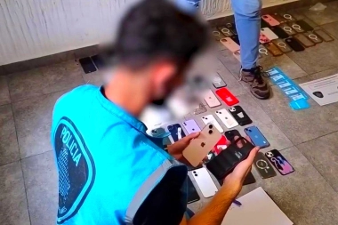 En Balvanera, identificaron y allanaron un depósito de teléfonos celulares robados