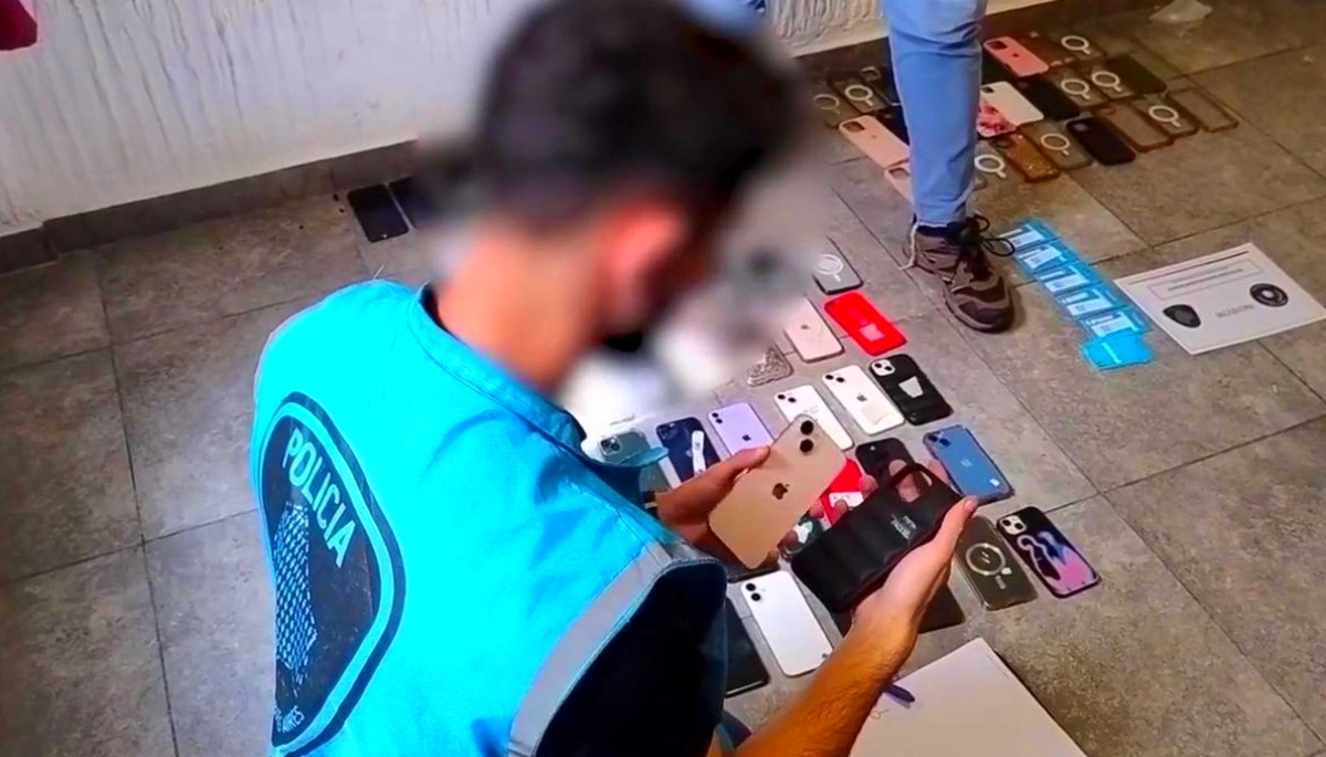 En Balvanera, identificaron y allanaron un depósito de teléfonos celulares robados