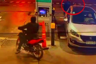 Motochorros robaron una estación de servicio y el vehículo a un delivery que cargaba combustible