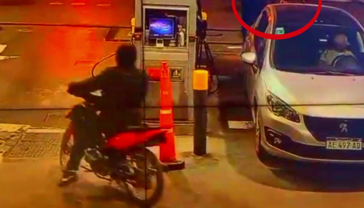 Motochorros robaron una estación de servicio y el vehículo a un delivery que cargaba combustible