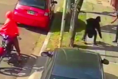 Resignación en Merlo: motochorros atacaron a un hombre que les iba a entregar hasta la ropa