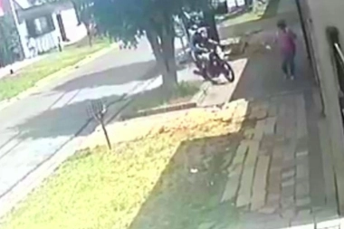En Avellaneda, motochorros subieron a la vereda y tacklearon a una mujer para robarle