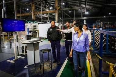 Mayra Mendoza recorrió la planta de autopartes Forvia de Bernal Oeste junto a trabajadores