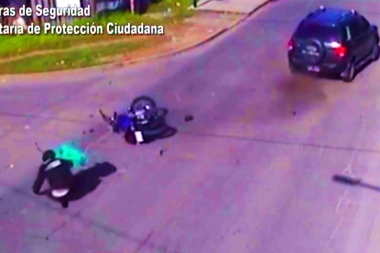Distraído y sin casco: motociclista chocó con una camioneta y acabó rodando por el pavimento