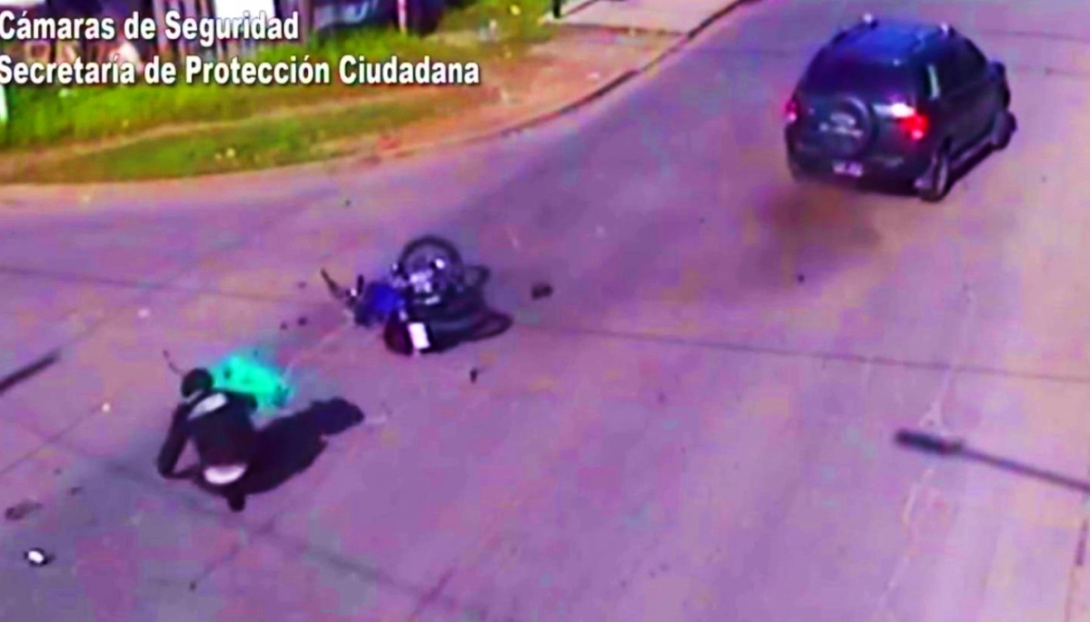Distraído y sin casco: motociclista chocó con una camioneta y acabó rodando por el pavimento