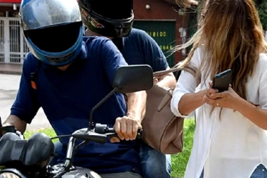 "Lastimala, pegale, pegale": motochorros asaltaron a una mujer durante un mediodía salvaje en Lanús