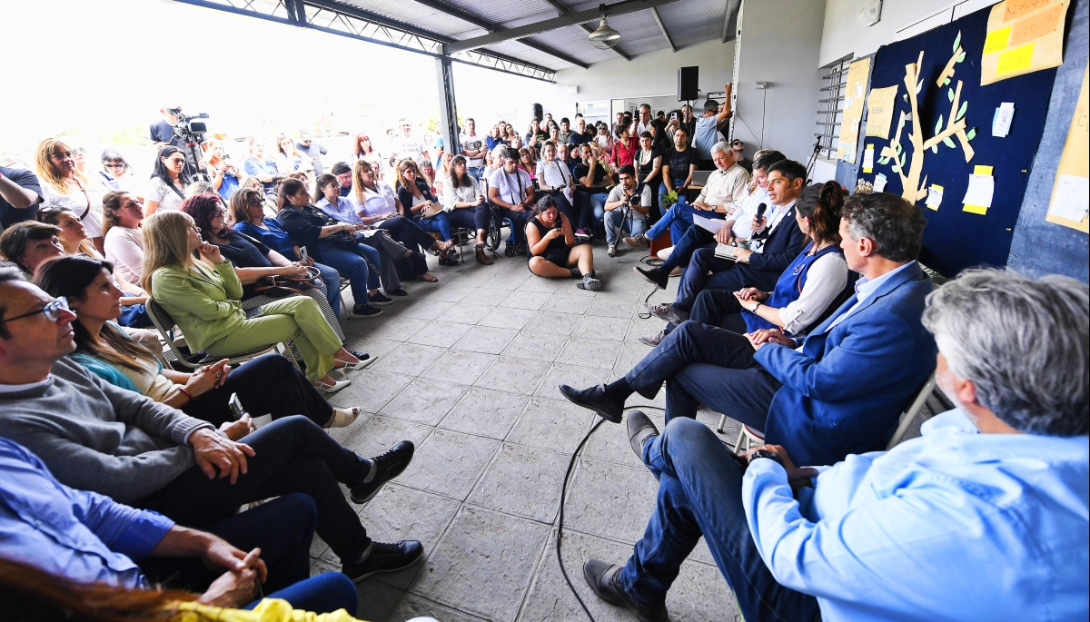 Kicillof visitó un distrito opositor a días de las elecciones y cuestionó los acuerdos de Milei con Trump
