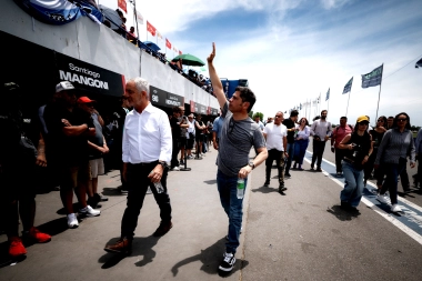 Con un guiño a los fanáticos del Turismo Carretera, Kicillof participó del Gran Premio Coronación en La Plata