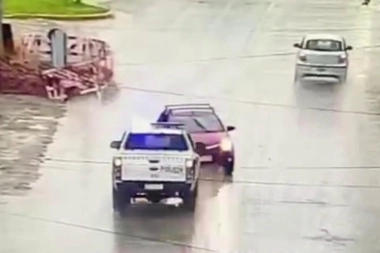 Robaron un auto en La Plata y en Ensenada lo chocaron de frente contra una patrulla