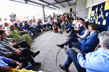 Kicillof visitó un distrito opositor a días de las elecciones y cuestionó los acuerdos de Milei con Trump