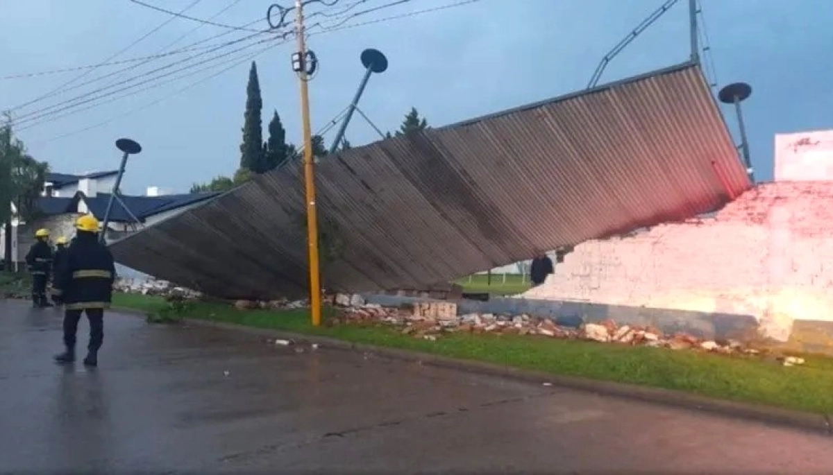 Tormenta feroz en Buenos Aires: techos volados, árboles caídos y cortes de luz tras ráfagas de hasta 90 km/h