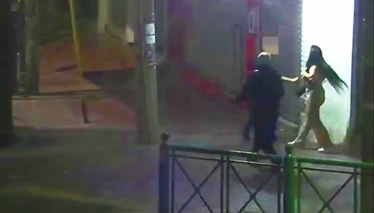 Un violento golpeó a una mujer en la vía pública y acabó detenido por agentes del COT