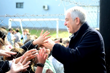 “Sigamos con obras”: Alak recorrió más de 100 km en La Plata en el cierre de campaña de Fuerza Patria