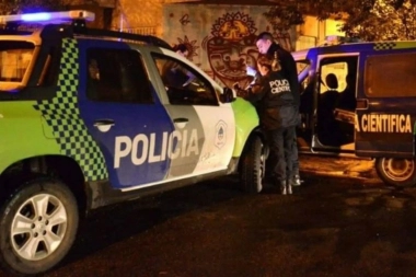 Hacía "wheelie" con la moto y atropelló a una mujer que lucha para sobrevivir